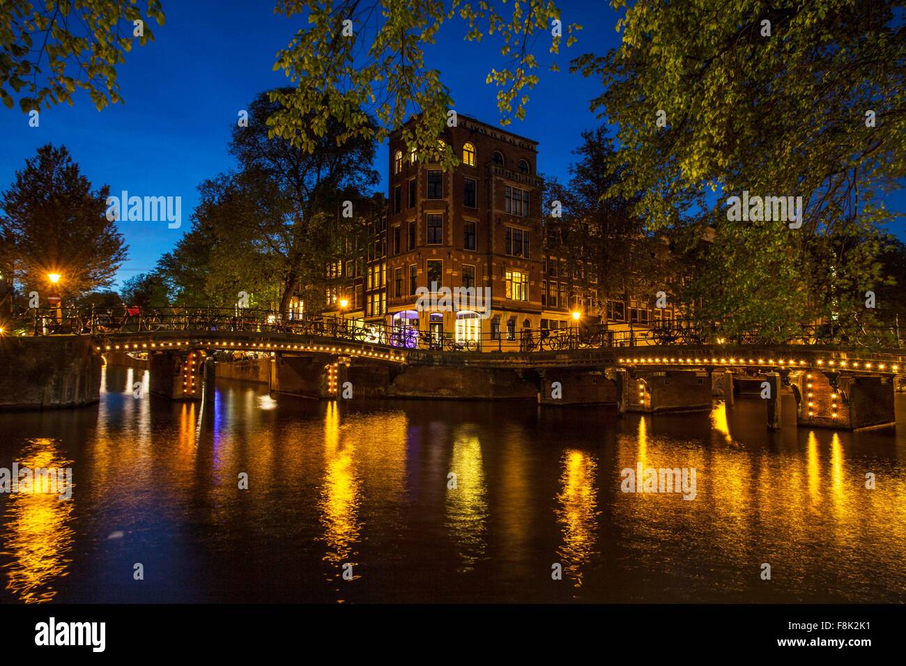 Canal mer et bridge at night, Amsterdam, Pays-Bas Banque D'Images