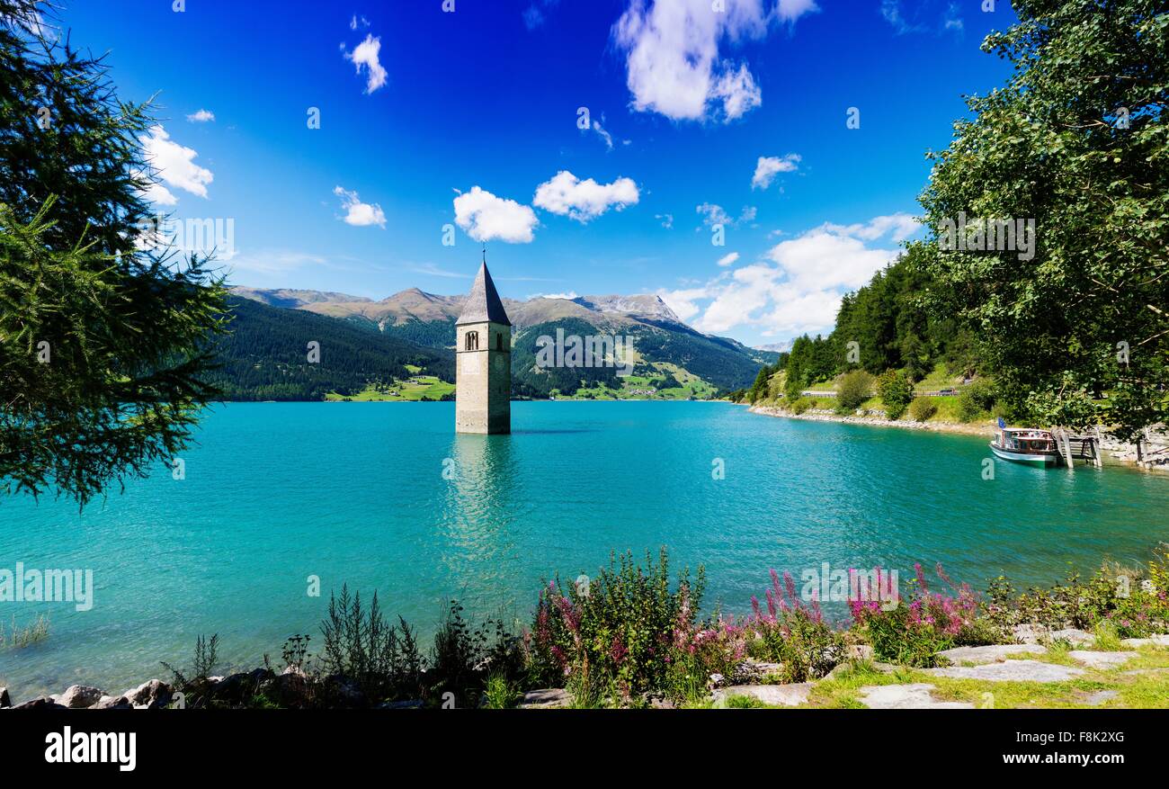 Clocher d'église en lac turquoise, Trentin-Haut-Adige, Italie Banque D'Images