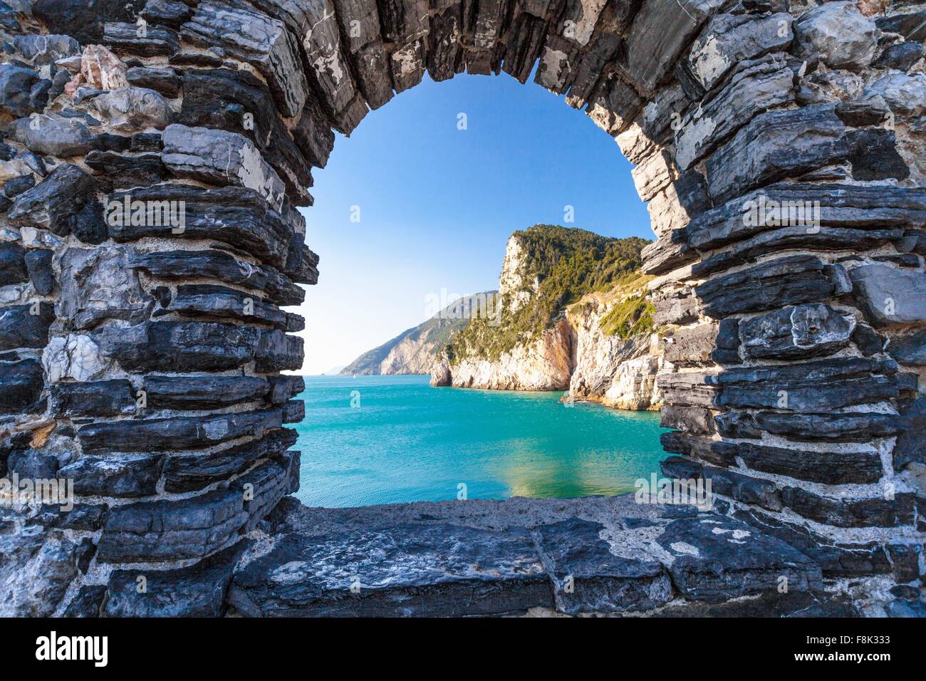 La vue sur la mer à partir de la fenêtre en arc à Porto Venere, Italie Banque D'Images