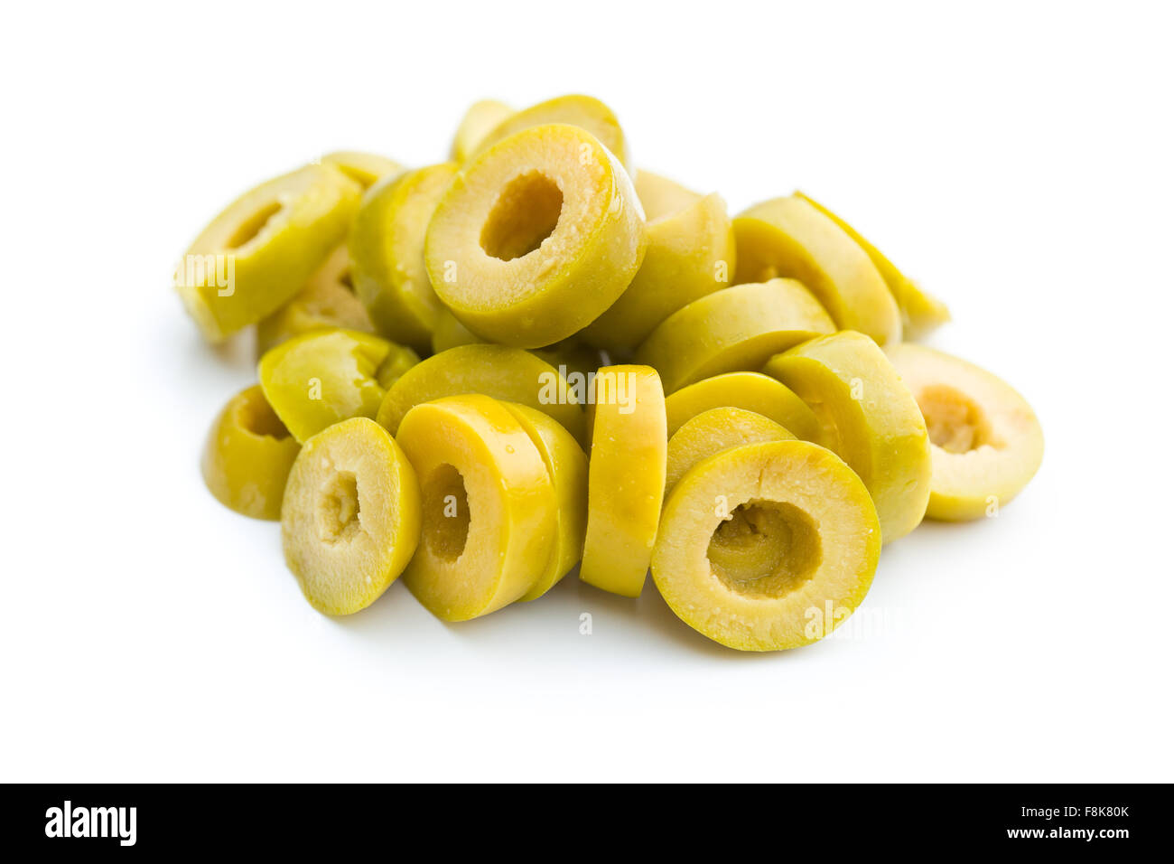 Olives vertes en rondelles sur fond blanc Banque D'Images