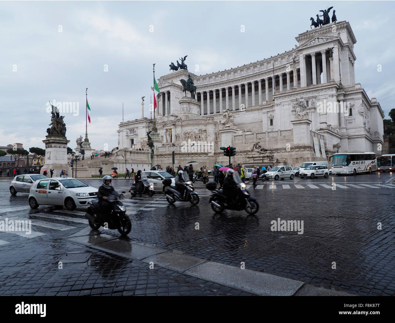 Le monument de Victor Emmanuel II, l'autel de la nation, dans le centre-ville de Rome, Italie avec le trafic important. Banque D'Images