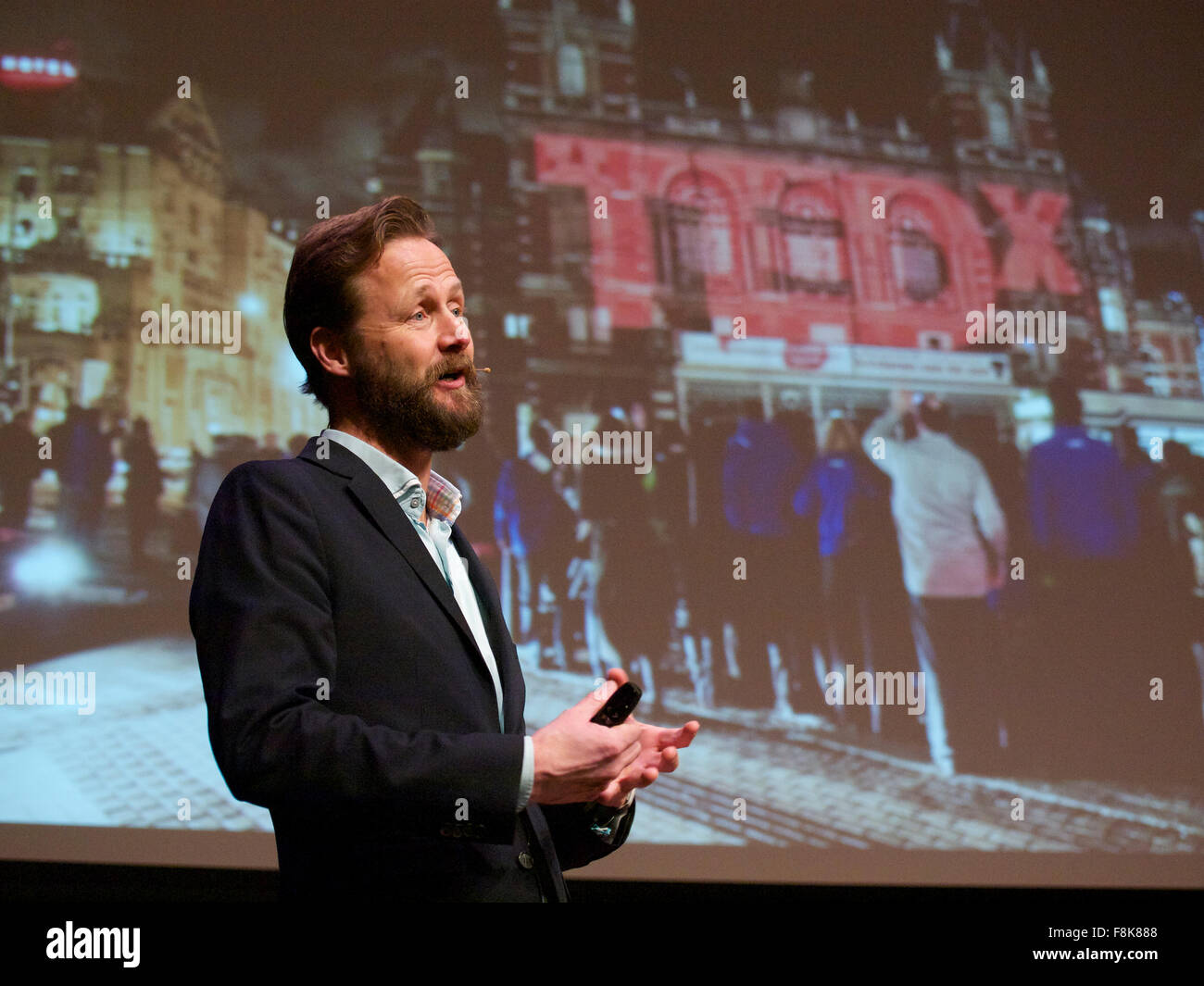 Écrivain néerlandais, entrepreneur, et de l'innovation expert Jim Stolze parle de TedX sur scène, à Ermelo, aux Pays-Bas Banque D'Images