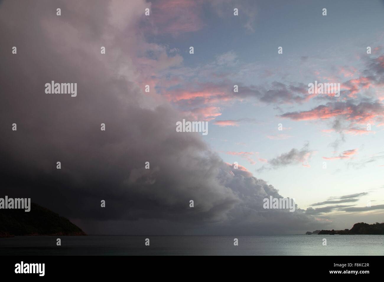 Nuage tempête spectaculaire littoral, près de St.Thomas, Îles Vierges Américaines Banque D'Images