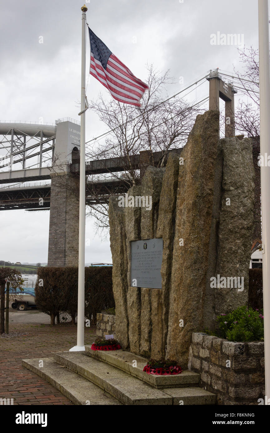 D Day Memorial dans un petit jardin à Saltash Passage, Plymouth, au Royaume-Uni. Les ponts routiers et ferroviaires Tamar dans l'arrière-plan. Banque D'Images D Day Memorial dans un petit jardin à Saltash Passage, Plymouth, au Royaume-Uni. Les ponts routiers et ferroviaires Tamar dans l'arrière-plan. Banque D'Images