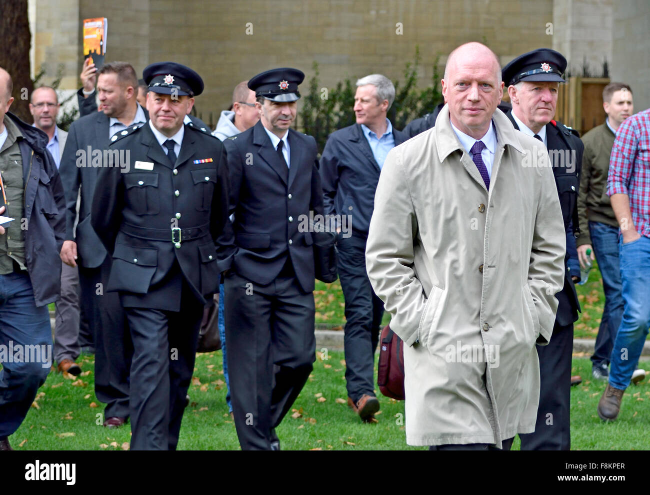 Londres, Angleterre. Matt Rack et membres de l'Union des pompiers se préparent à hall le Parlement, octobre 2015 Banque D'Images