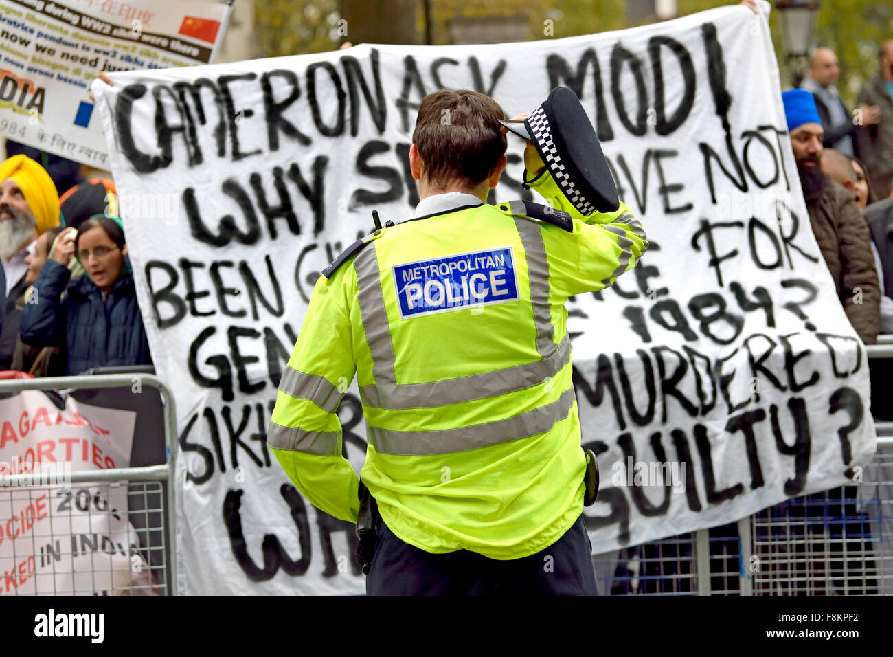 Londres 12 novembre 2015. Agent de police gratte la tête comme à l'extérieur des manifestants Downing Street ... Banque D'Images
