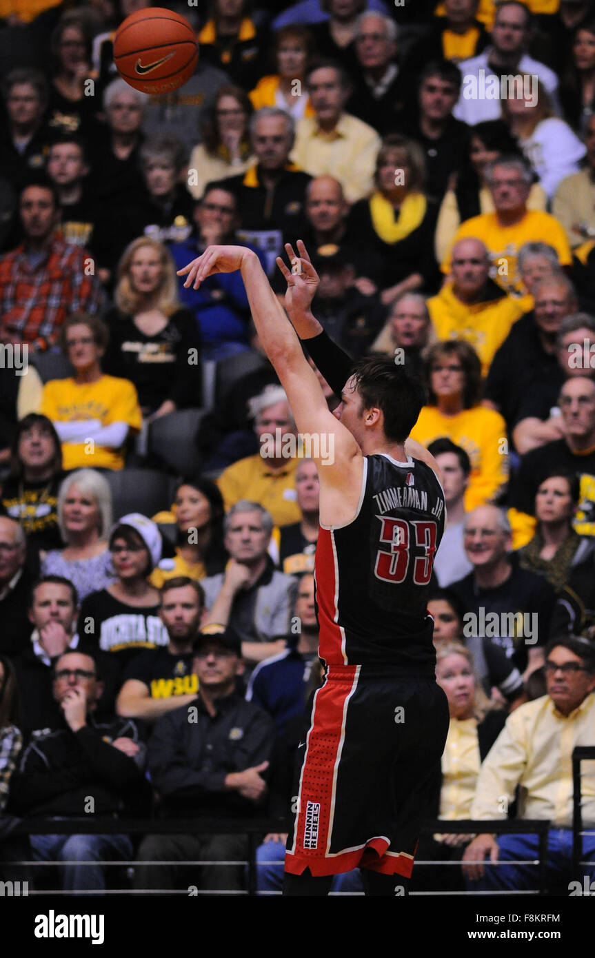 Wichita, Kansas, États-Unis. 09Th Dec, 2015. UNLV rebelles avant Stephen Zimmerman Jr (33) tire la balle de la ligne de base au cours de la jeu de basket-ball de NCAA entre l'UNLV Runnin' rebelles et le Wichita State Shockers à Charles Koch Arena de Wichita, Kansas. Kendall Shaw/CSM/Alamy Live News Banque D'Images