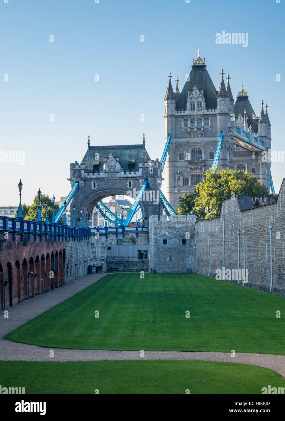 Tower Bridge contre les murs de la Tour de Londres, Angleterre, RU Banque D'Images