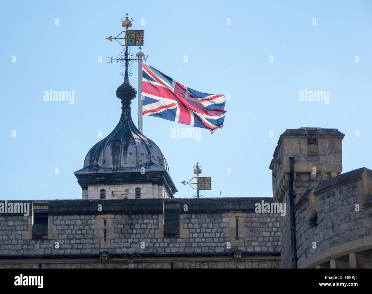Drapeau de l'Union Jack sur la Tour à Londres, Angleterre, Royaume-Uni Banque D'Images