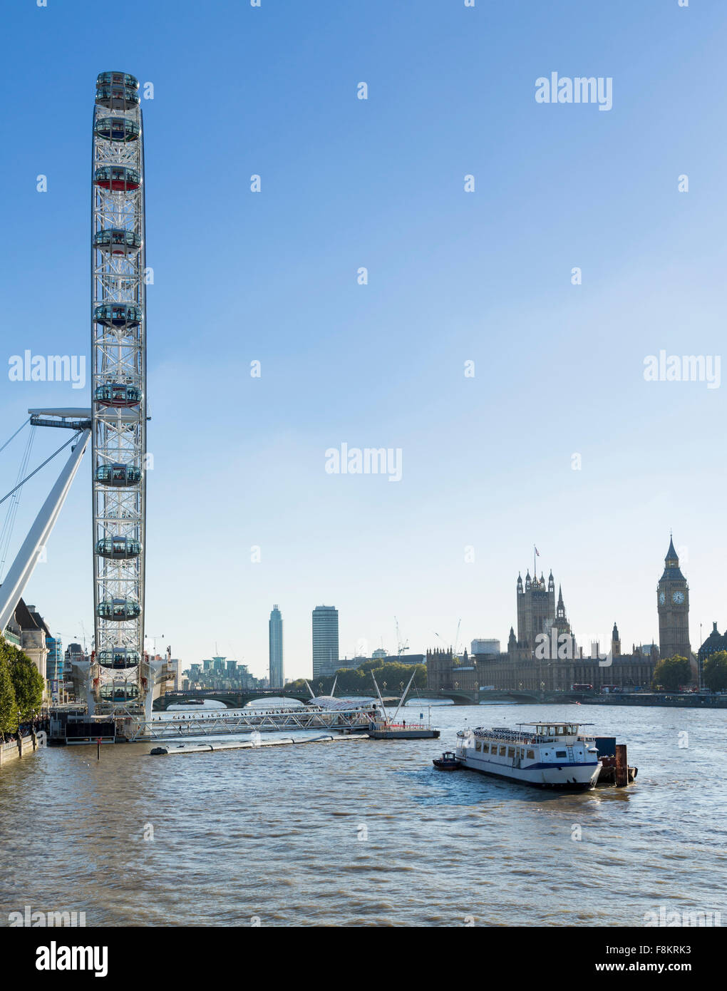 London Eye ou roue du millénaire sur la rive sud de la Tamise à Londres, Angleterre Banque D'Images