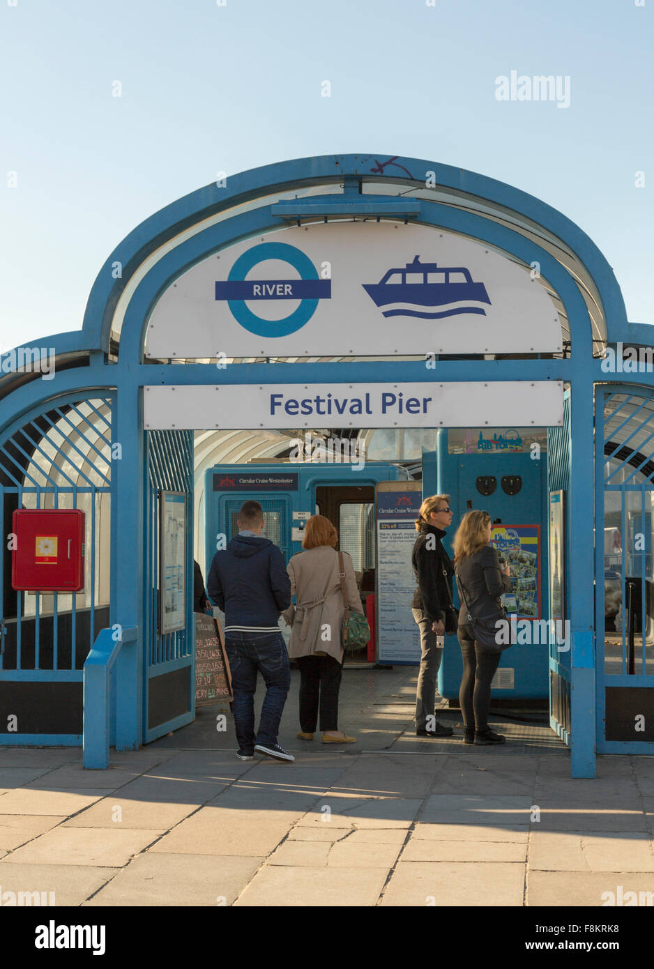 Entrée de bateaux de rivière et Thames Clipper au Festival Pier sur South Bank de Londres, Angleterre Banque D'Images