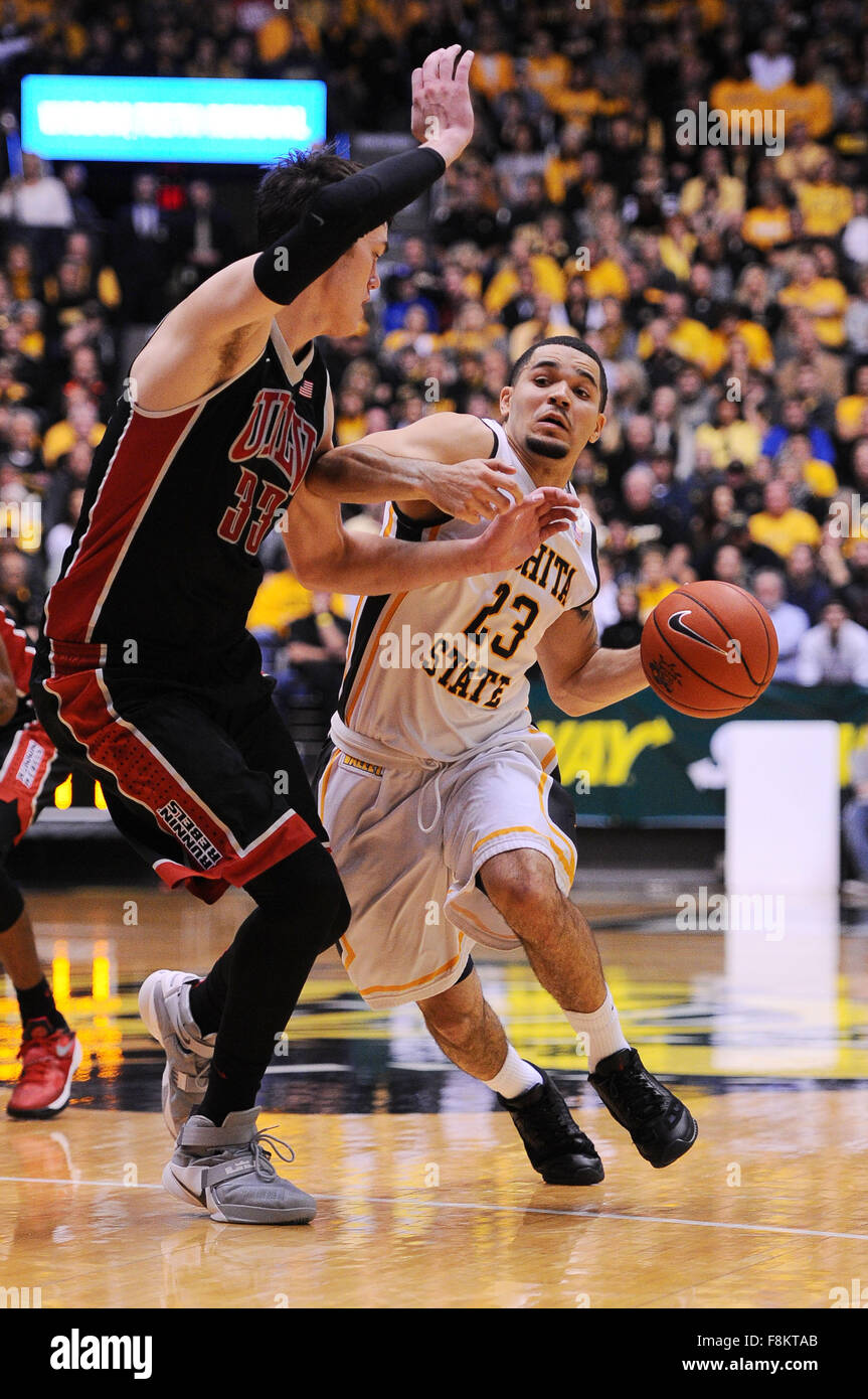 Wichita, Kansas, États-Unis. 09Th Dec, 2015. Wichita State Shockers guard Fred VanVleet (23) amène le ballon dans la défense d'UNLV rebelles avant Stephen Zimmerman Jr (33) au cours de la jeu de basket-ball de NCAA entre l'UNLV Runnin' rebelles et le Wichita State Shockers à Charles Koch Arena de Wichita, Kansas. Kendall Shaw/CSM/Alamy Live News Banque D'Images