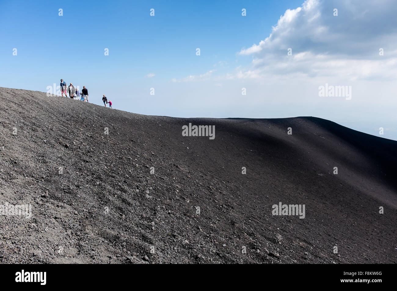 Les gens marchent sur le dessus du cratère de l'éruption de 2002 au cours d'une excursion sur le Mont Etna. Banque D'Images