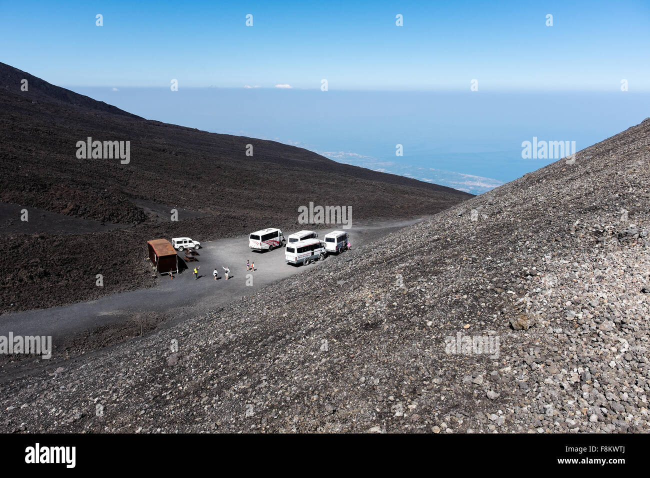 D'un paysage de la cratère principal sur le dessus de l'Etna, une maison en bois et les jeeps guide pour les touristes dans l'arrière-plan. Banque D'Images