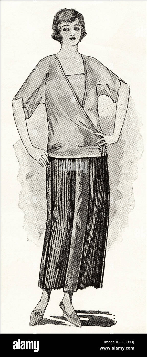 La mode garçonne des années 1920. Jupe plissée en taffetas mousseline avec  panneaux & sur-blouse Photo Stock - Alamy