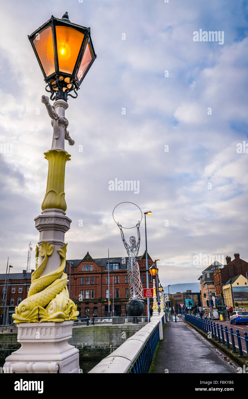 Une rue lanterne sur le pont de Queens de Belfast Banque D'Images