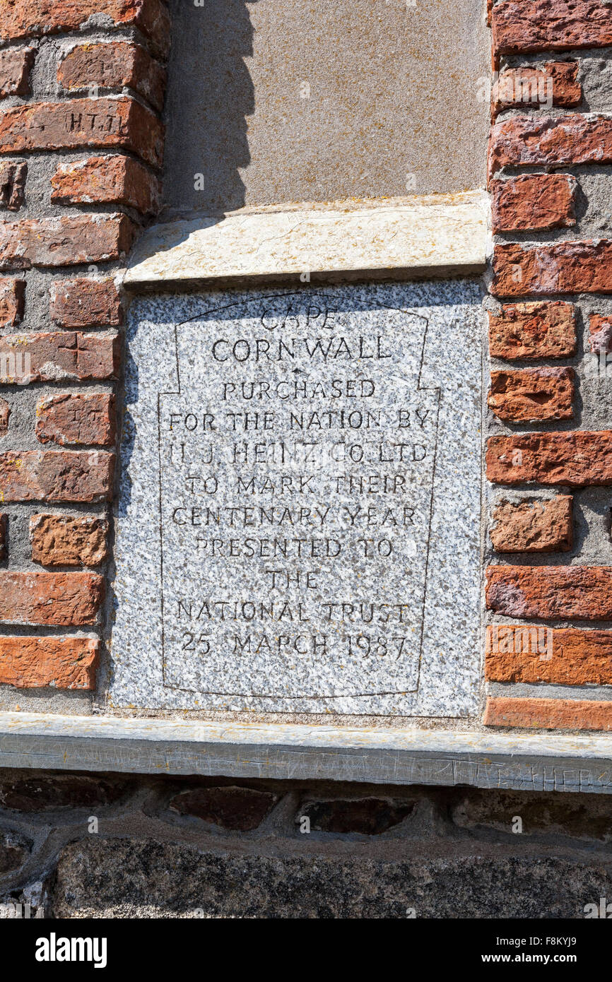 Une plaque de granit érigée par H. J. Heinz Ltd. pour marquer leur année de centenaire, sur l'île Cornwall, Cornwall, Angleterre du Sud-Ouest, Royaume-Uni Banque D'Images