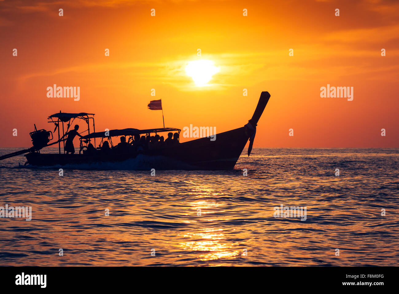 Bateau de pêche avec le coucher du soleil dans les îles Phi Phi, Thaïlande Banque D'Images