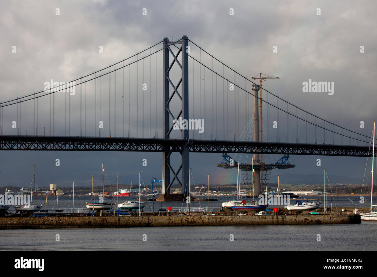 Pont De Forth Road Queensferry Edinburgh 10 Decembre 15 Un Arc En Ciel Apparait Derriere Le Forth Road Bridge Peut Etre Avec La Promesse D Une Reparation Rapide Travaillant Autour De L Horloge Une Equipe D Ingenieurs De