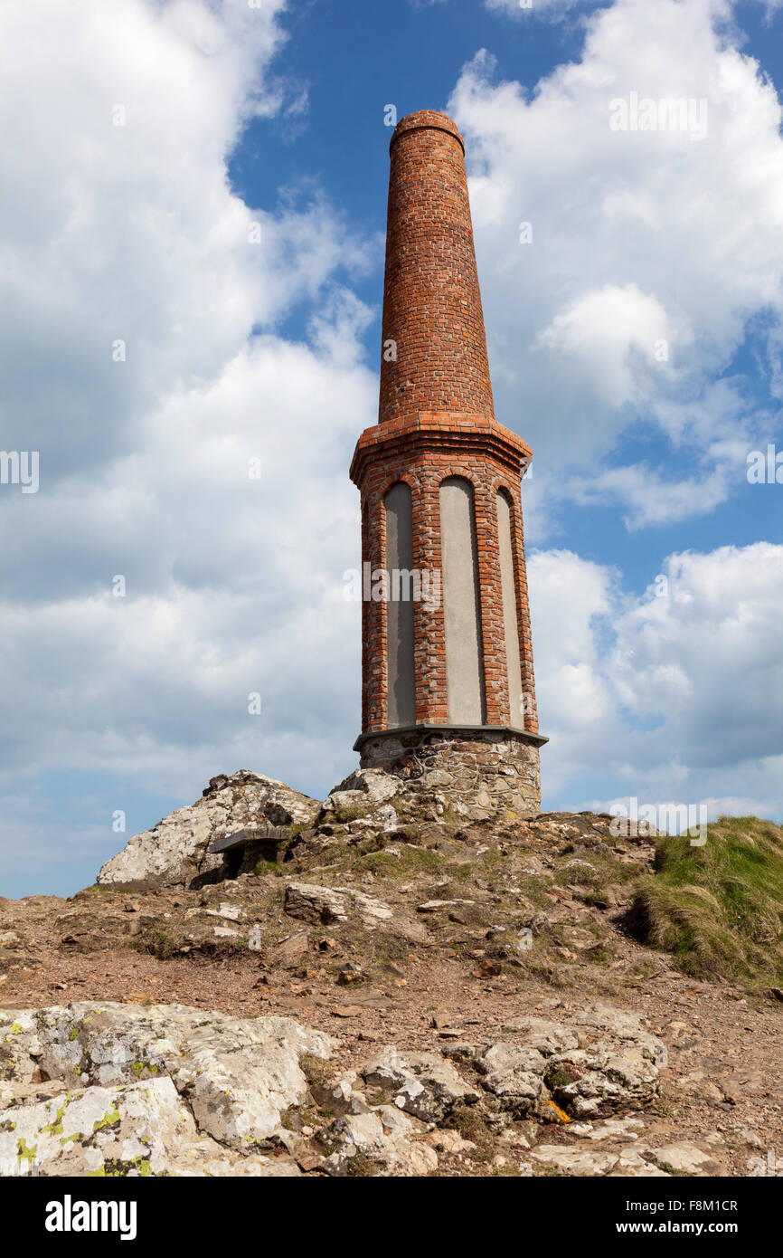 La cheminée de la mine sur l'île Cornwall, Cornwall, Angleterre du Sud-Ouest, Royaume-Uni Banque D'Images