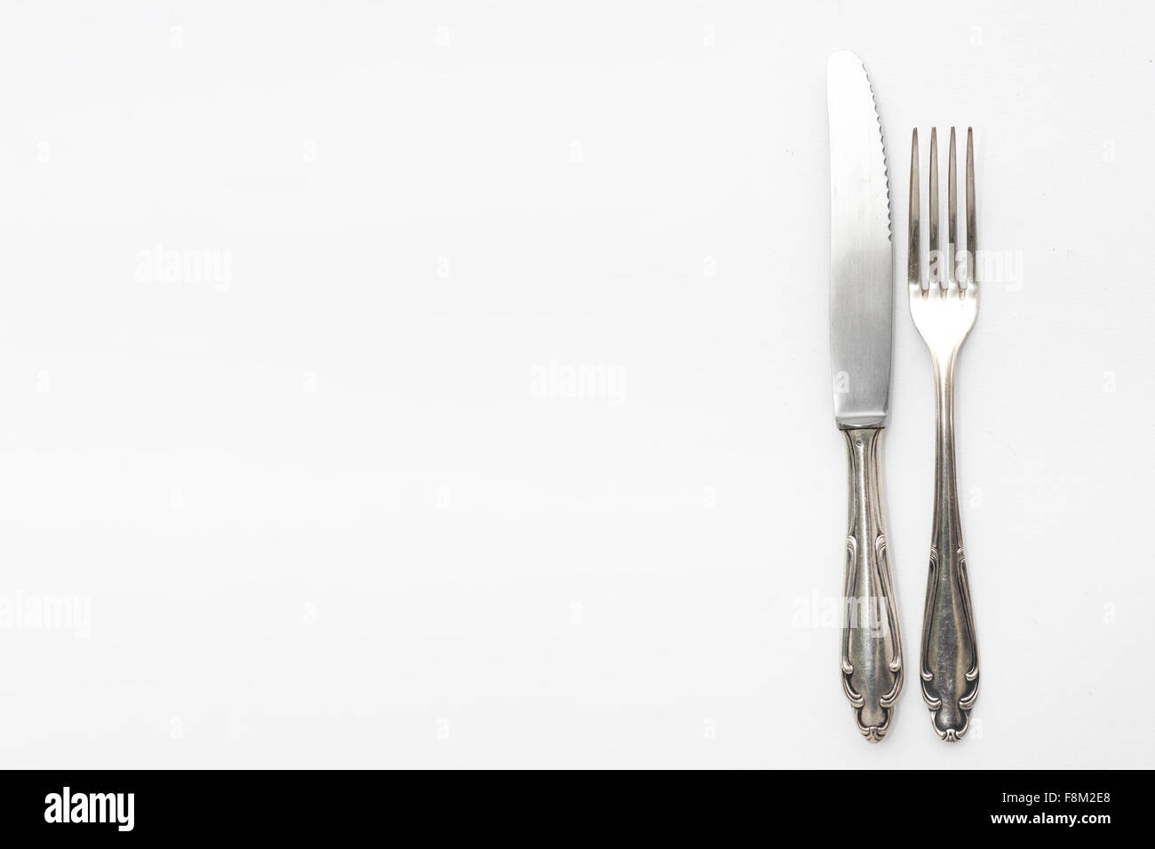 Couteau, fourchette - belle vieille ménagère en argent sur fond blanc, copy space Banque D'Images