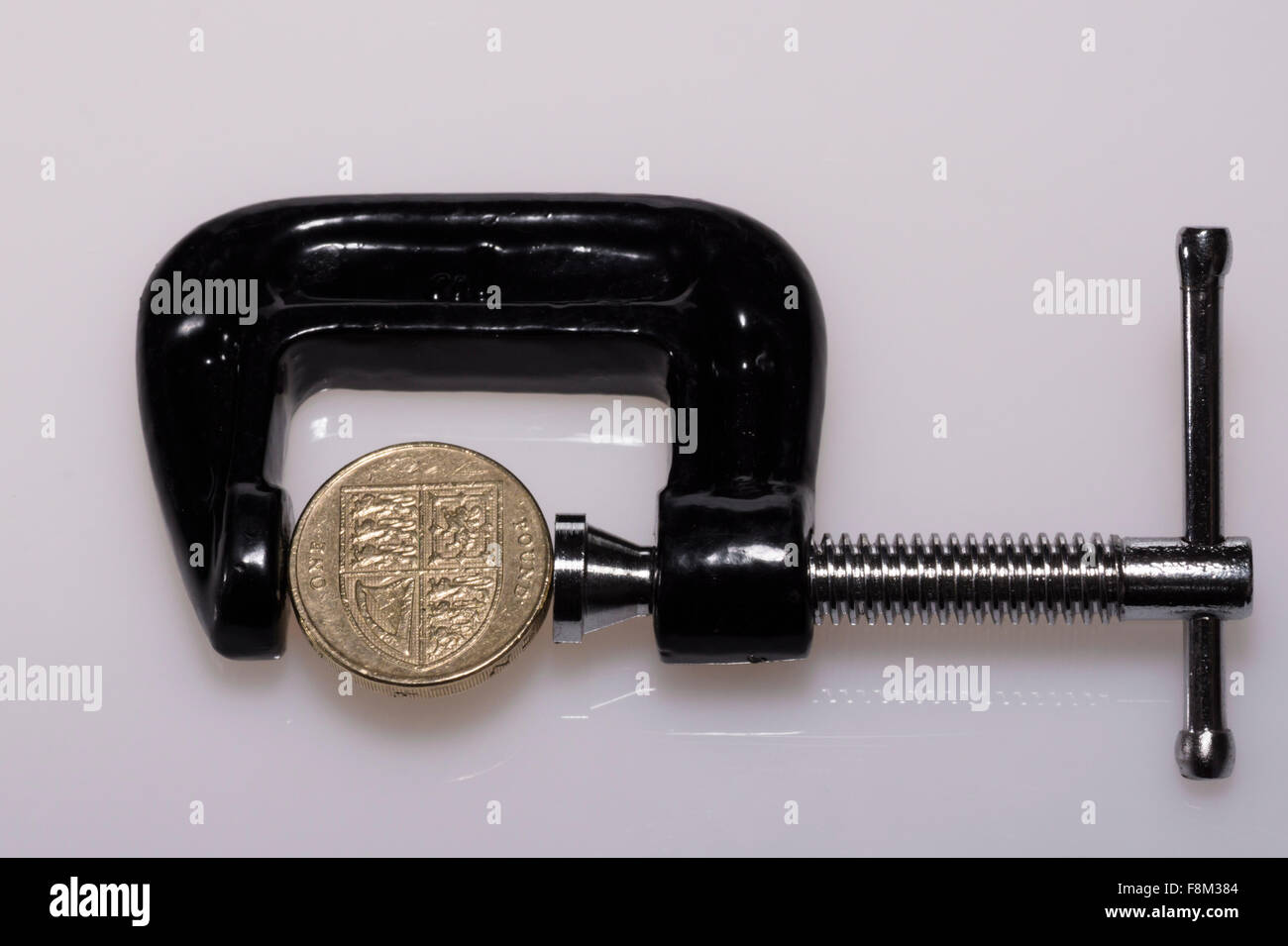 Concept photo illustrant finances Pound Coin sous la pression ou le stress Banque D'Images