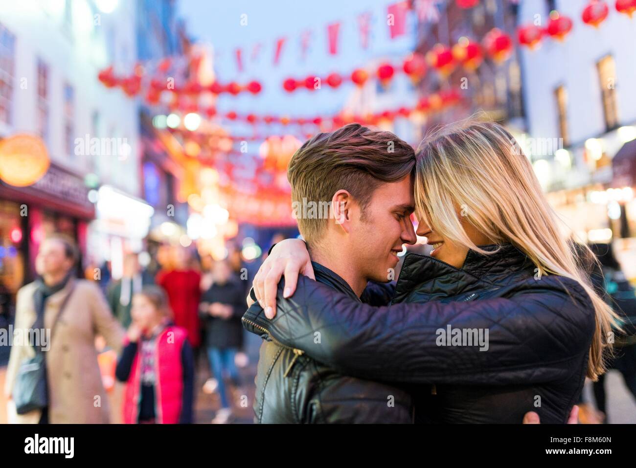 Couple hugging, Chinatown, Londres, Angleterre, Royaume-Uni Banque D'Images