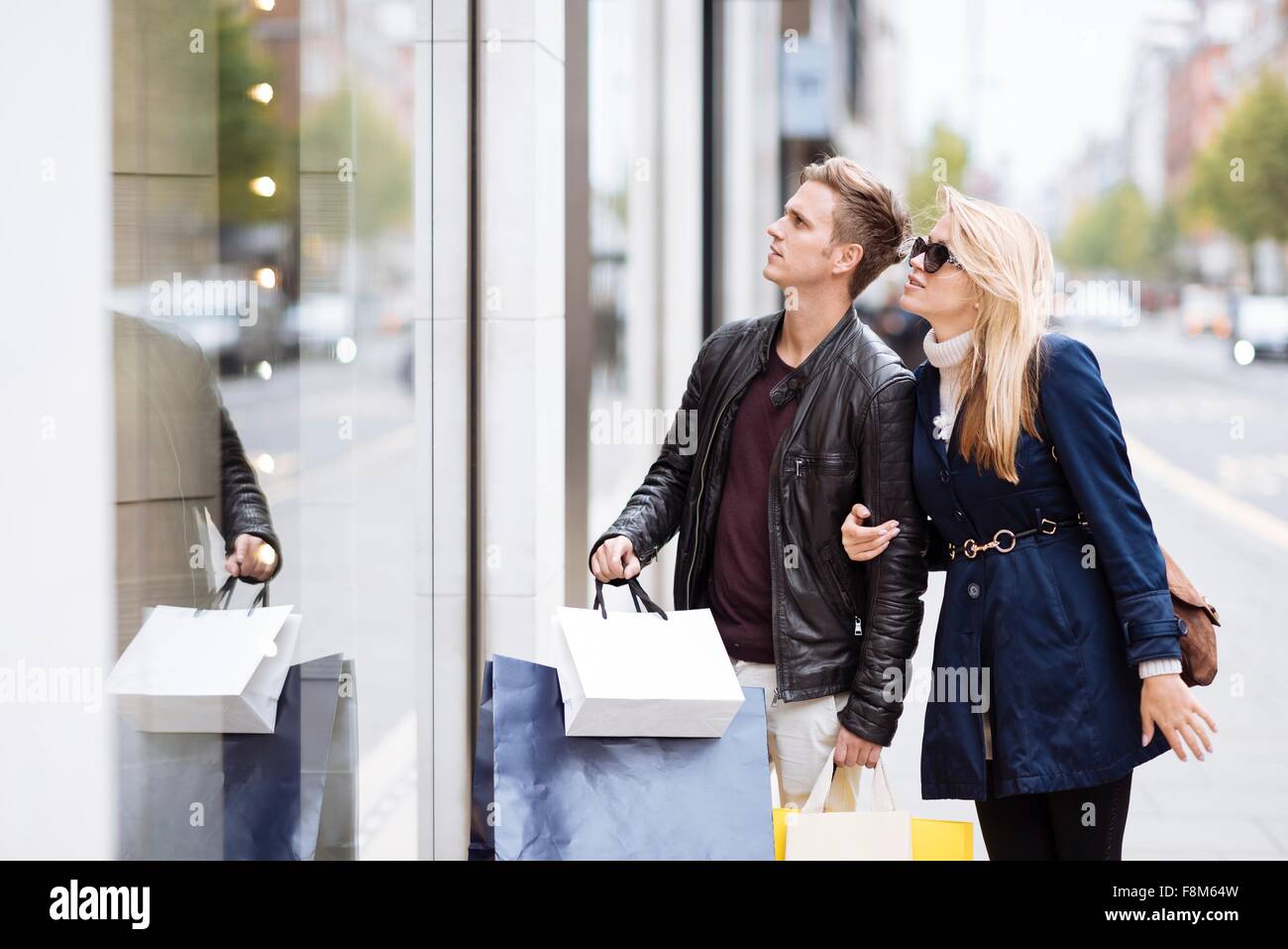 Young couple window shopping, Londres, Angleterre, Royaume-Uni Banque D'Images