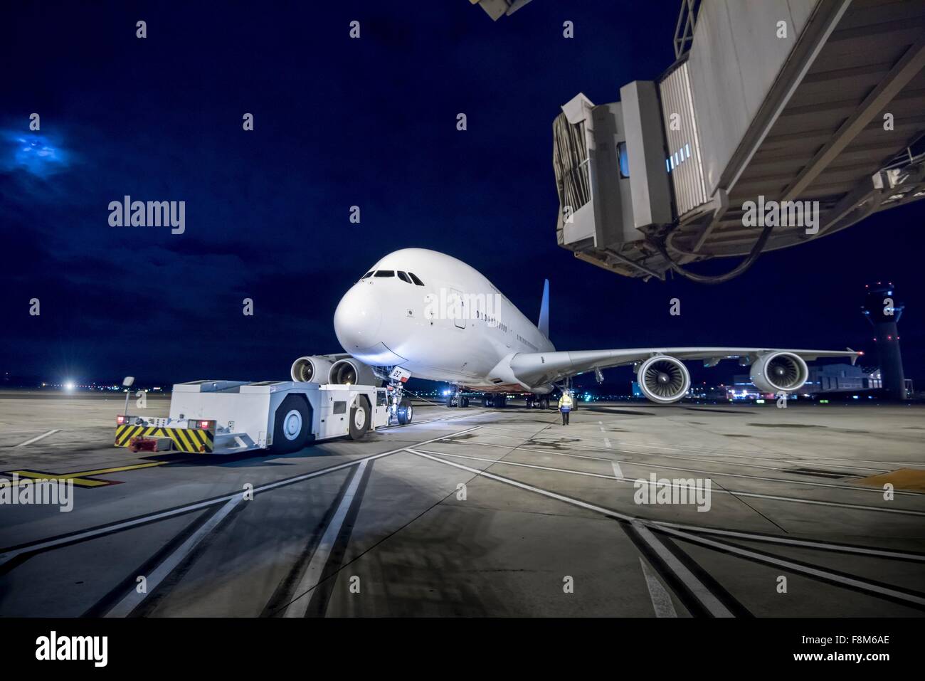 Ingénieur en chef à l'A380 sur la piste de nuit Banque D'Images
