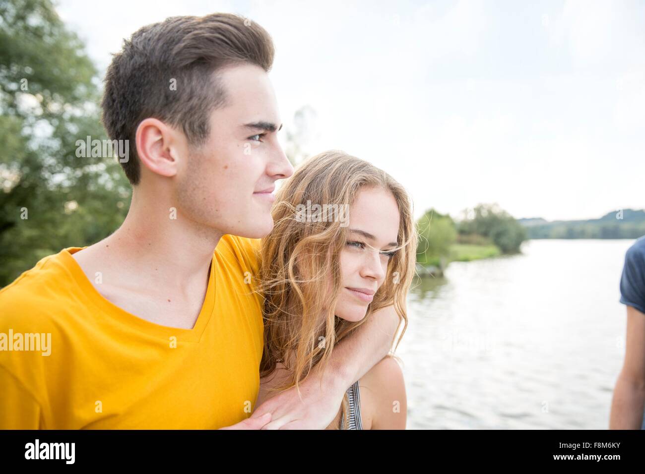 Jeune couple à côté du lac, looking at view Banque D'Images