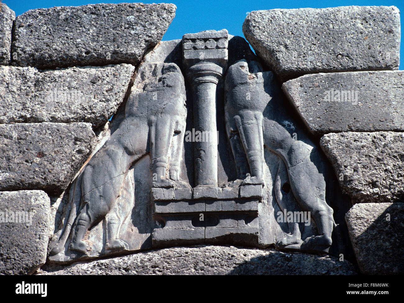 Les lions sculptés sur le linteau de la Porte de Lion à l'entrée de l'Acropole à Mycènes Grèce Banque D'Images