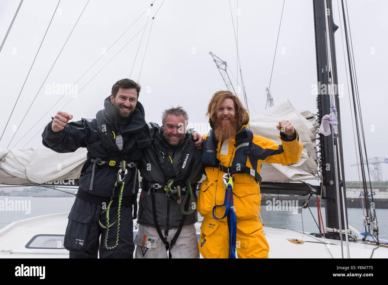 Falmouth, Cornwall, UK. 10 décembre 2015. La base Jersey yachtsman, Phil Sharp avec son équipage Sean Conway et propriétaire de bateau Alex Alley, quittent Falmouth aujourd'hui pour tenter d'établir un nouveau record britannique pour la voile de Lands End à John O Groats. Sean 'la barbe' Conway a déjà terminé une incroyable piscine de triathlon de John O'Groats Lands End - prise de 4,5 mois, a promené en elle, et cette année l'exécute. Il a augmenté sa fameuse barbe pour se protéger de méduses tout en natation la longueur du pays. Banque D'Images