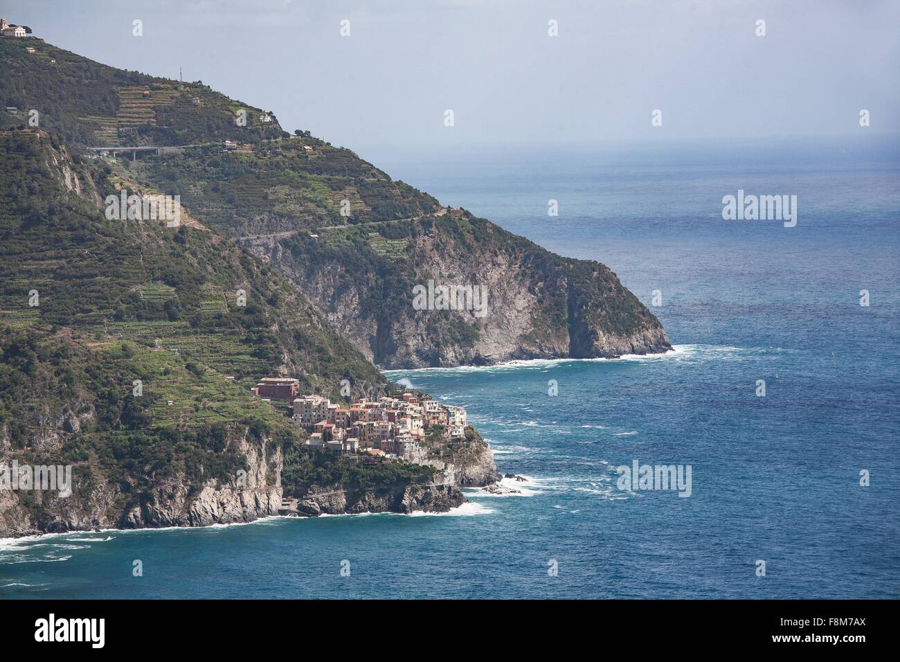 Portrait de Cliff village et méditerranéenne, Cornelia, Cinque Terre, Italie Banque D'Images