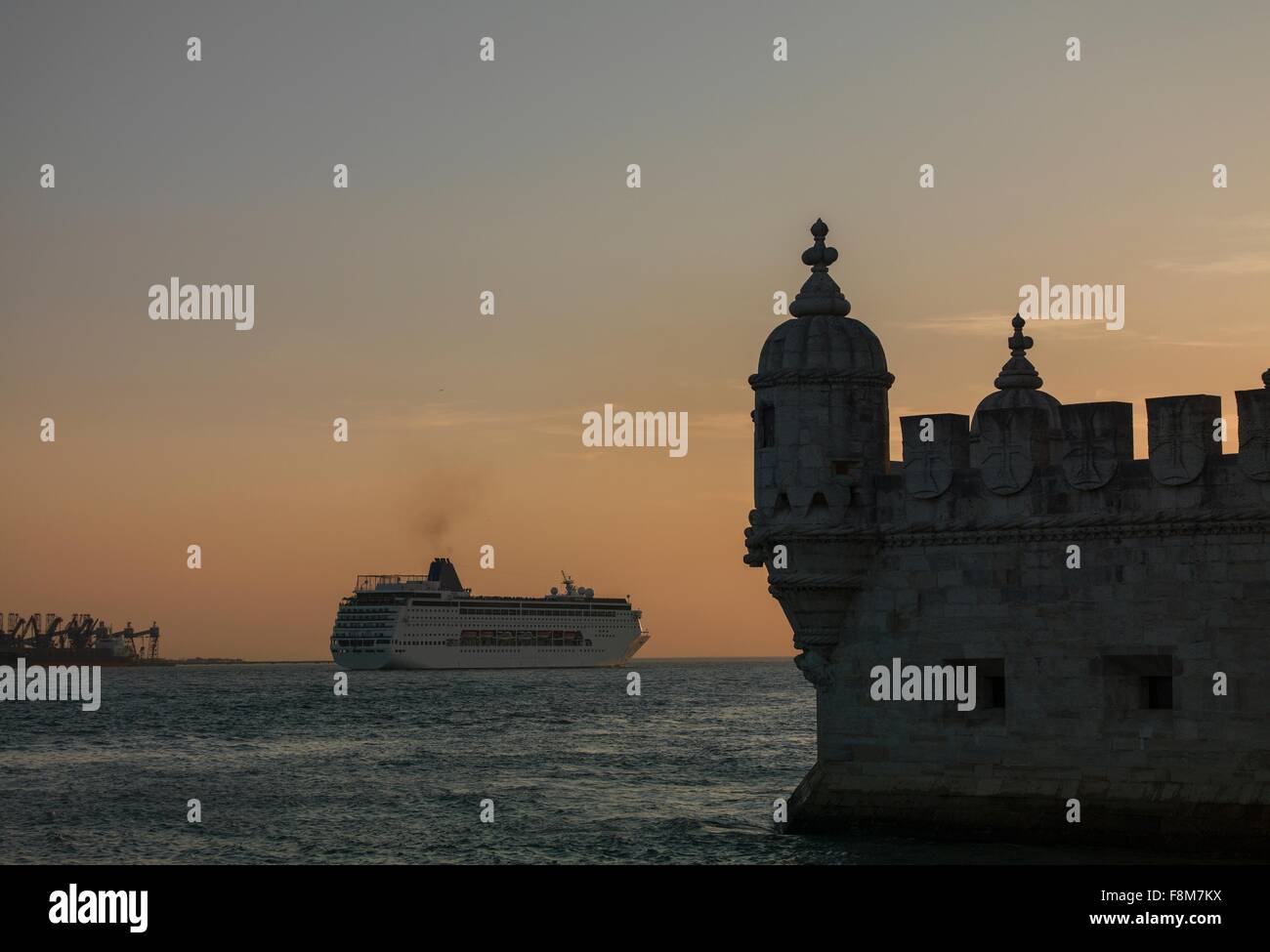 La Tour de Belém et bateau de croisière sur le Tage au coucher du soleil, Lisbonne, Portugal Banque D'Images