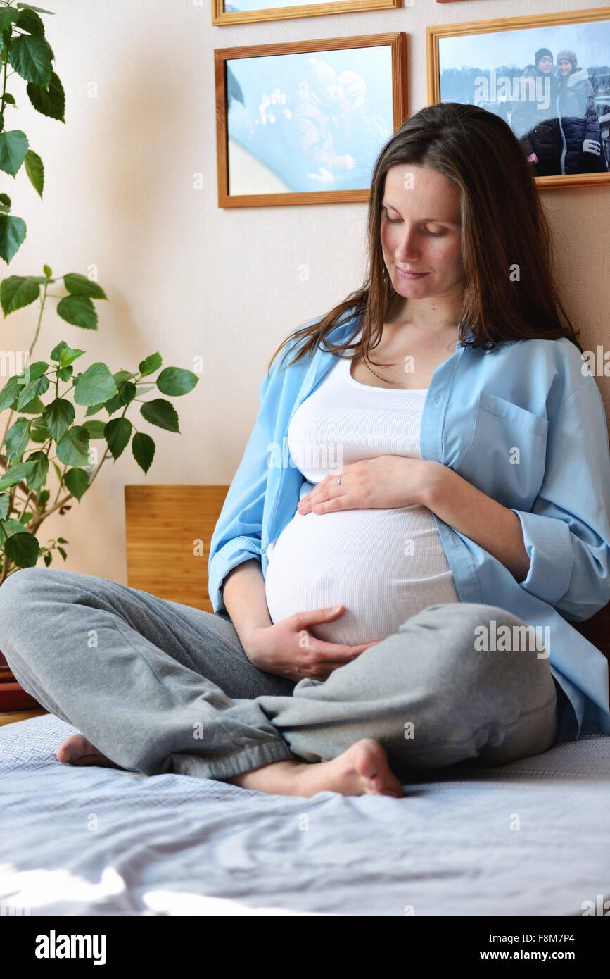 Pregnant woman holding, estomac Banque D'Images