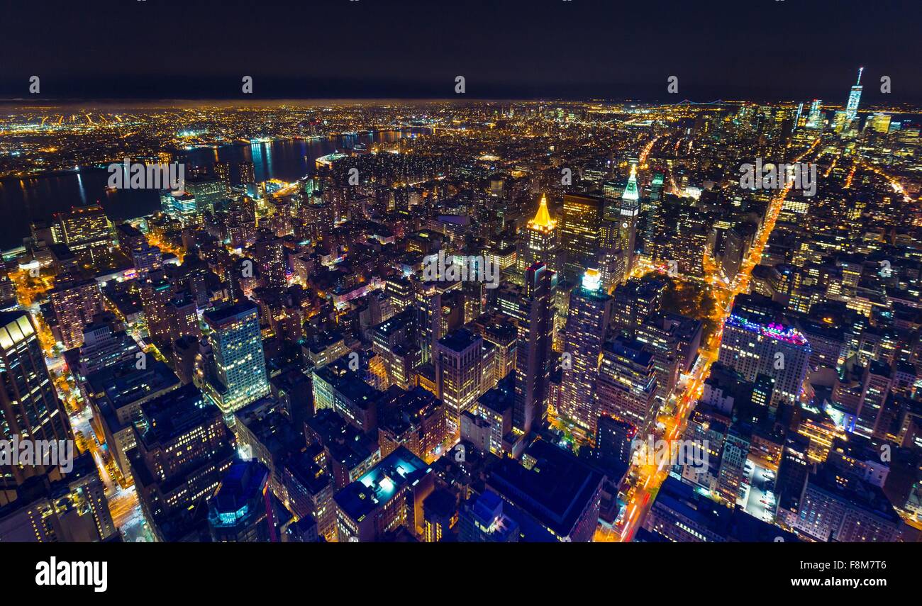 High angle rues de la région de Manhattan quartier financier et One World Trade Center la nuit, New York, USA Banque D'Images