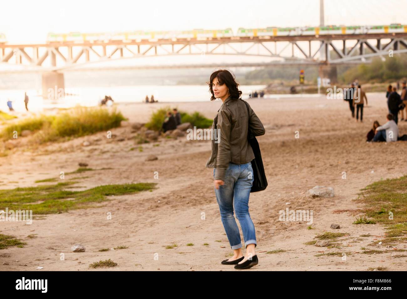 Mid adult woman looking over shoulder Banque D'Images