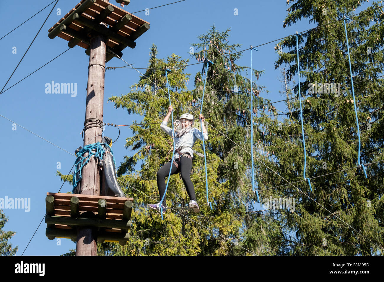 Jeune femme sur Trollandia Highwire Park aerial ropeway et course d'obstacles. Montagne Gubałówka Tatras Zakopane Pologne Comté Banque D'Images