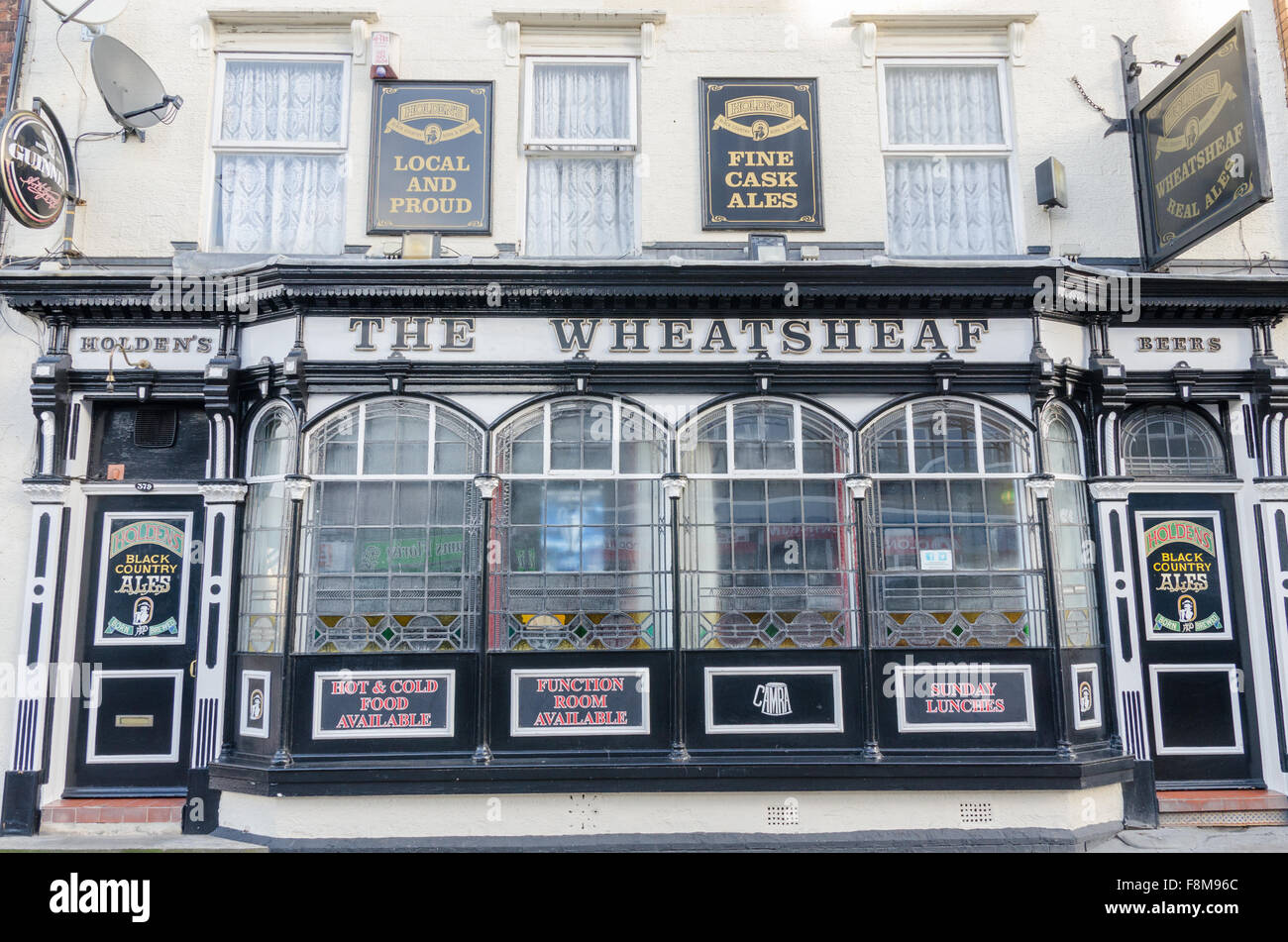 Façade en verre de la Chambre publique Wheatsheaf en West Bromwich Banque D'Images