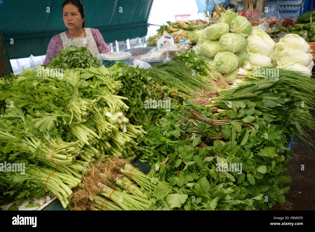Légumes verts à vendre à un étal dans un marché couvert dans le centre de Bangkok, Thaïlande, février Banque D'Images
