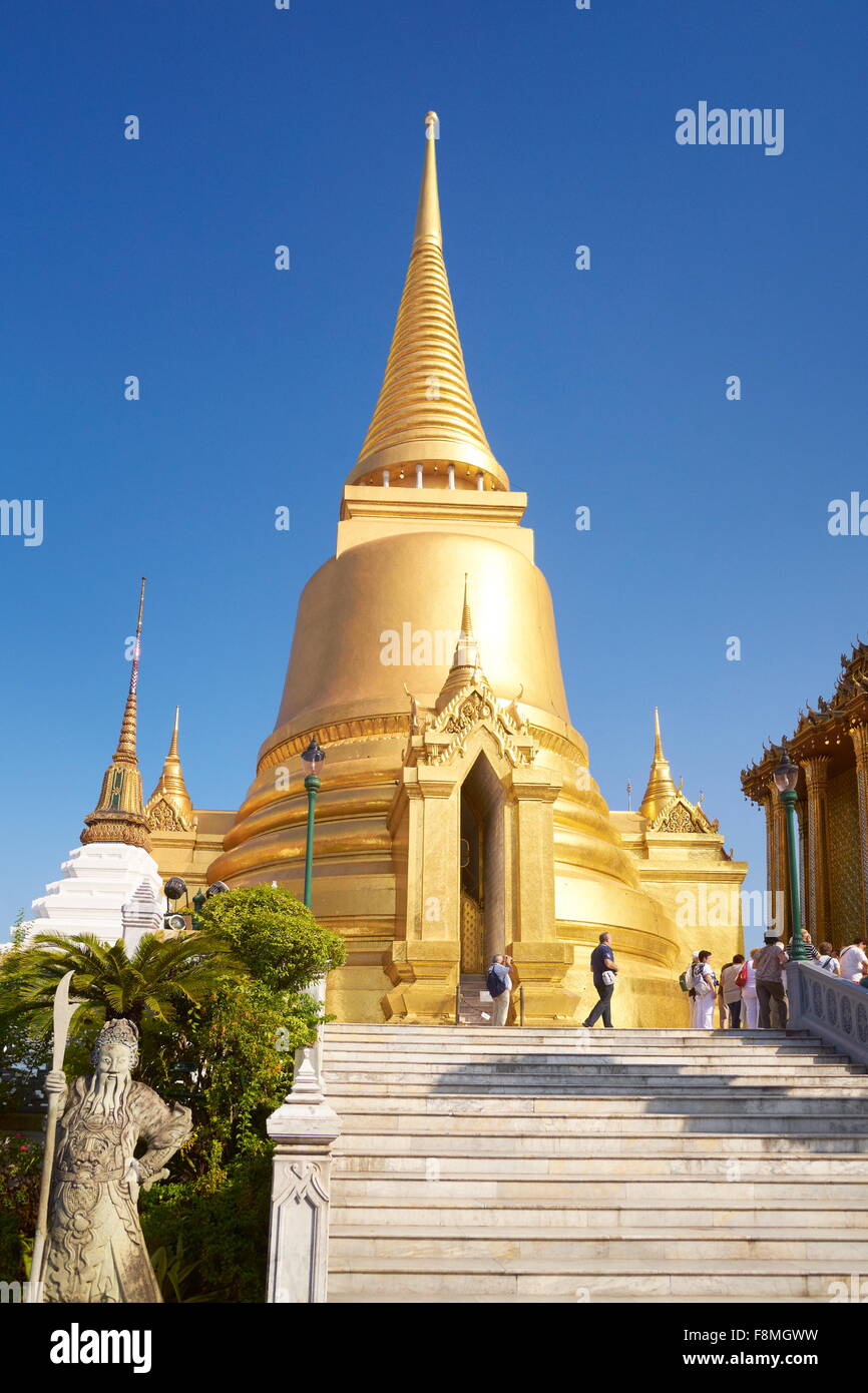 Thaïlande - Bangkok, Le Grand Palais Royal, le Wat Phra Kaeo, chedi doré Banque D'Images