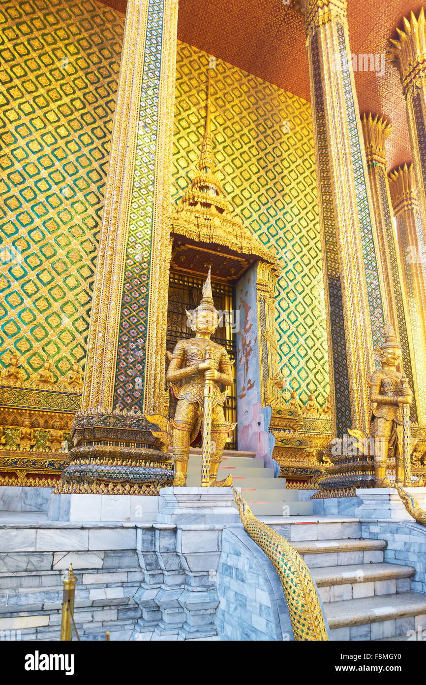 Thaïlande - Bangkok, Wat Phra Kaeo, Temple Grand Palais, Kinaree statue devant le Royal Panteon Banque D'Images