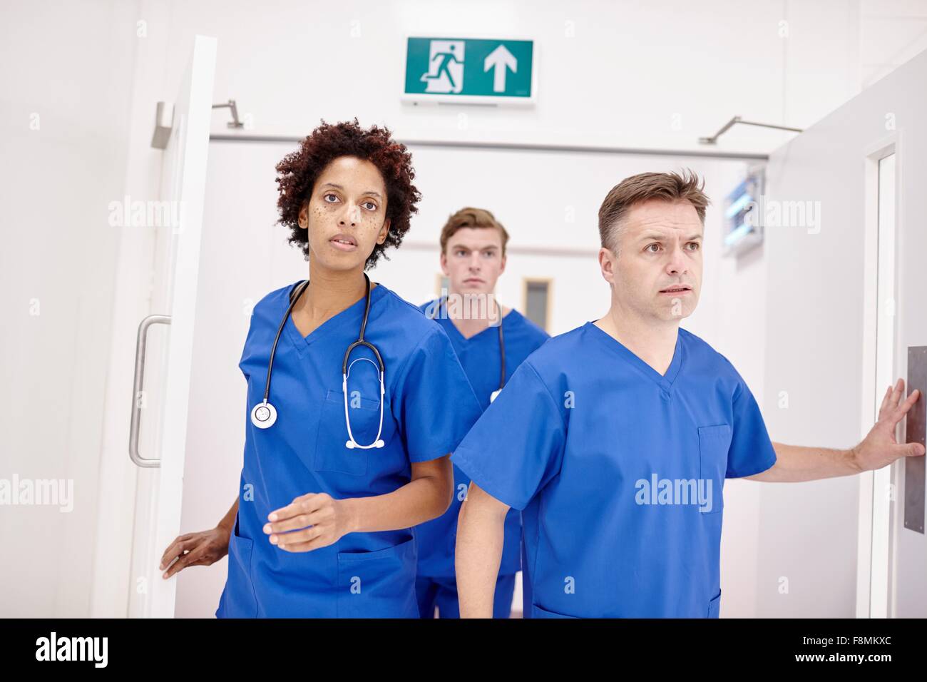 Les médecins en salle d'urgence à l'hôpital Banque D'Images