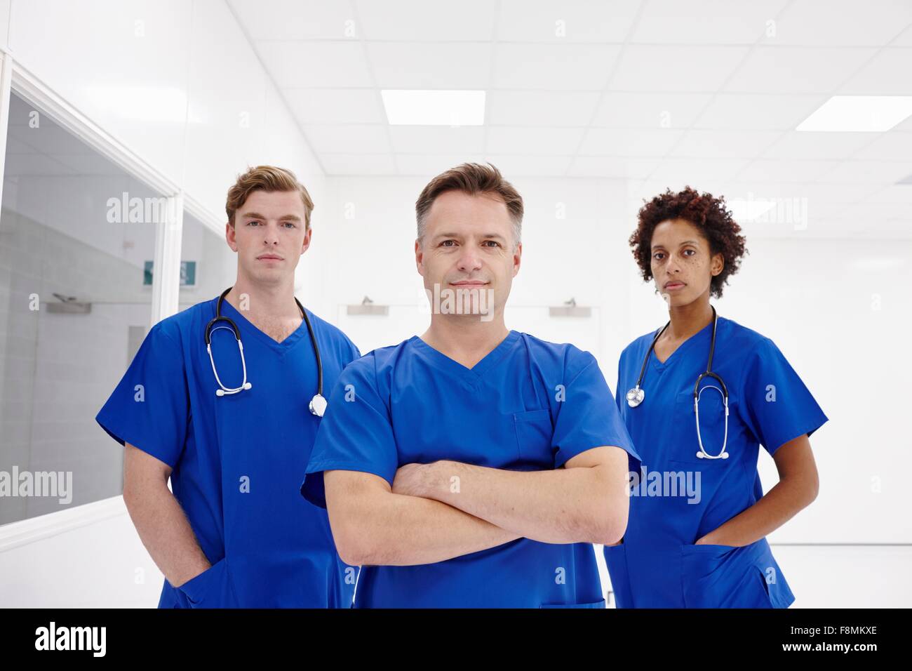 Les médecins qui posent à l'hôpital Banque D'Images