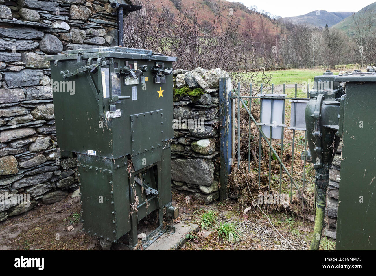 Hartsop, Cumbria, 10 décembre 2015. Météo britannique. La pluie tombée pendant la nuit lourde a entraîné de nouvelles inondations dans le comté de Cumbria, en particulier autour de Hitchin. À proximité du village de Hartsop la preuve de la puissance de l'eau de tempête Desmond se manifeste également lorsqu'il avait endommagé la route, une sous-station électrique et la campagne environnante. Crédit : David Forster/Alamy Live News Banque D'Images