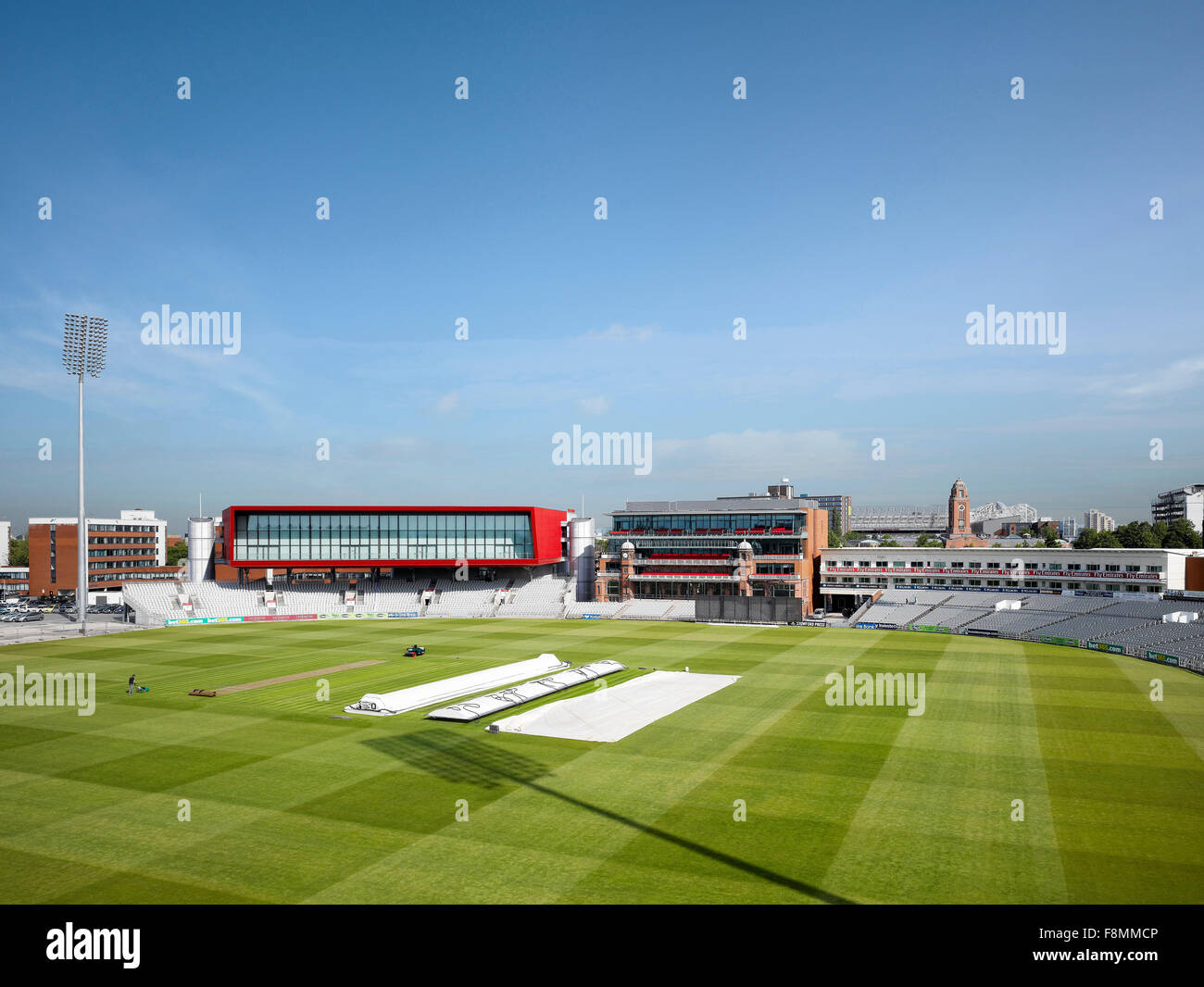 Le Lancashire County Cricket Club, Manchester. La hauteur et jouer wicket avec couvercles à Lancashire County Cricket Club sol. Banque D'Images