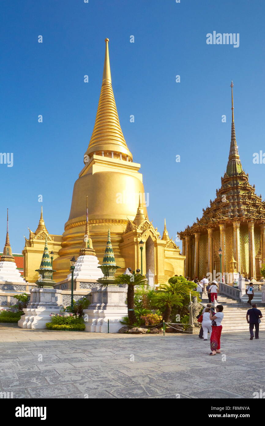 Thaïlande - Bangkok, Le Grand Palais Royal, le Wat Phra Kaeo, chedi doré Banque D'Images