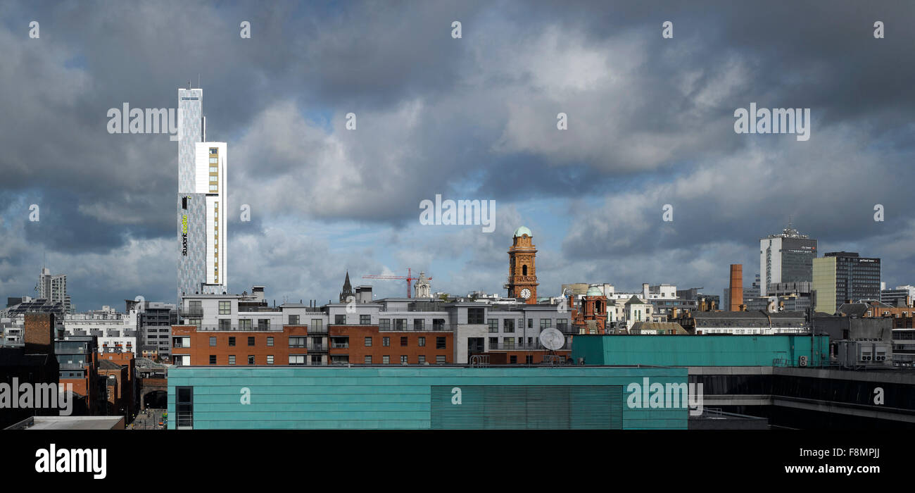 Château d'étudiants, Manchester. Logement des étudiants. Haut édifice contre un ciel nuageux. Banque D'Images