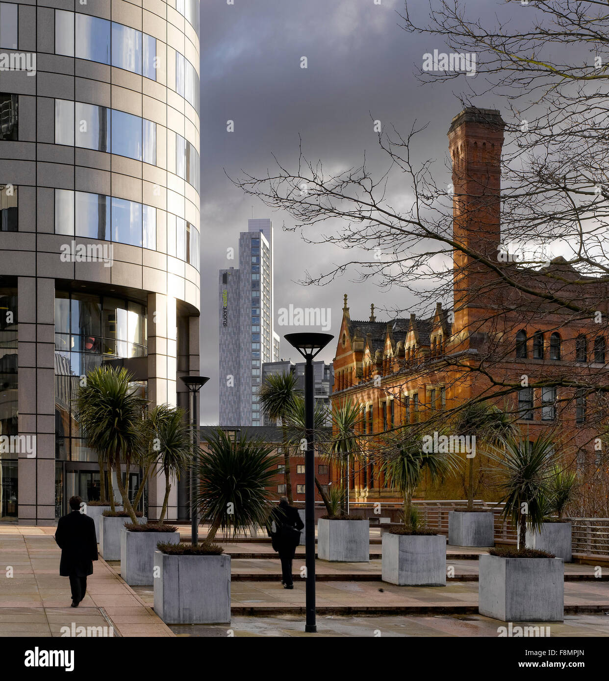 Château d'étudiants, Manchester. Logement des étudiants. Vue d'un gratte-ciel. Contraste des styles architecturaux. Banque D'Images