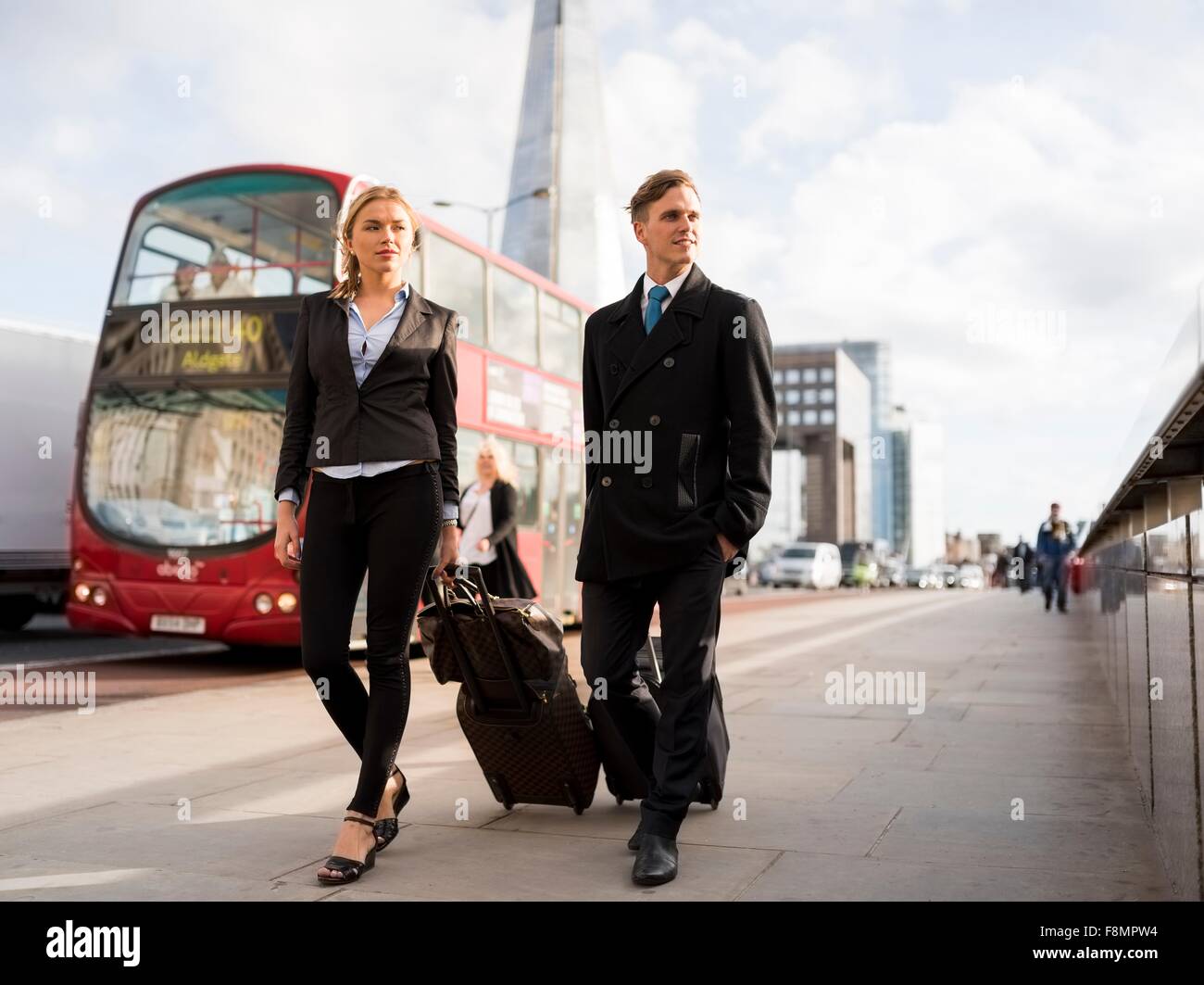 Businessman and businesswoman en voyage d'affaires, Londres, UK Banque D'Images